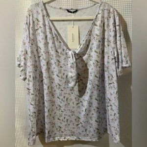 18/20 2X BloomChic V Neck Tie Front Floral T-shirt